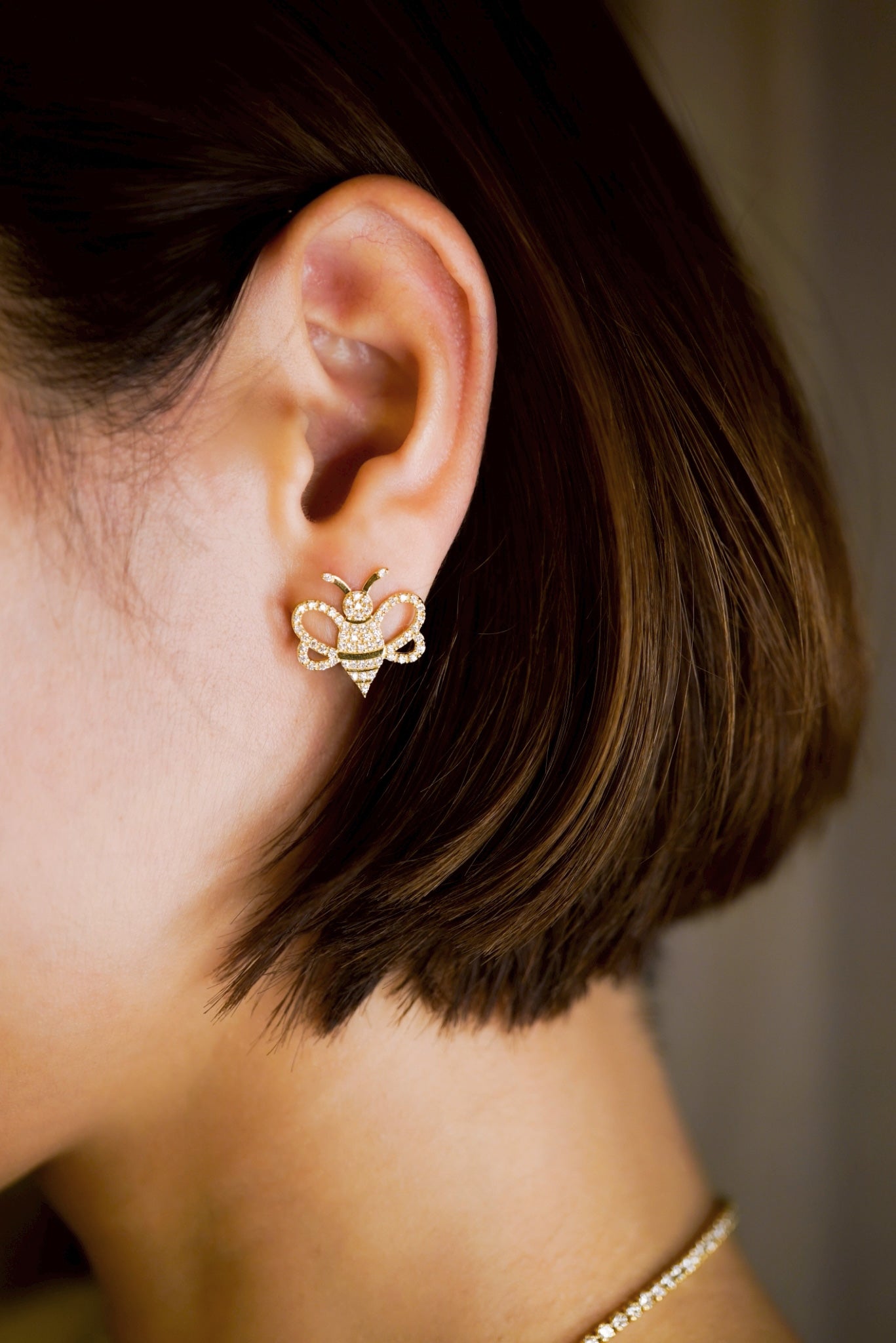 yon ジュエリー 蜂チャーム 翁安芸ﾓﾃﾞﾙ Symbol Bee Pierce mini – YON (ヨン）| 公式オンラインサイト